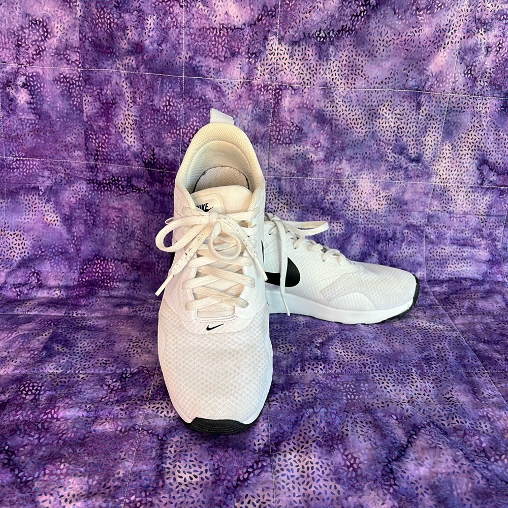 Womens Size 7 - Nike Air Max Tavas White Black